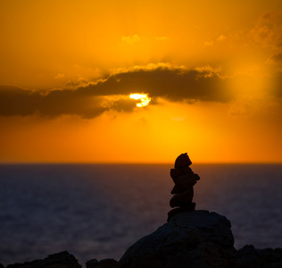 在地中海夕阳的愿望石头堆砌而成