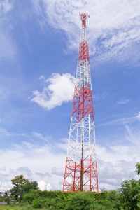 电信塔与蓝蓝的天空