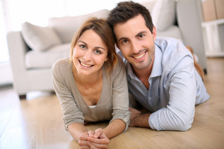 couple pose sur le sol  la maison