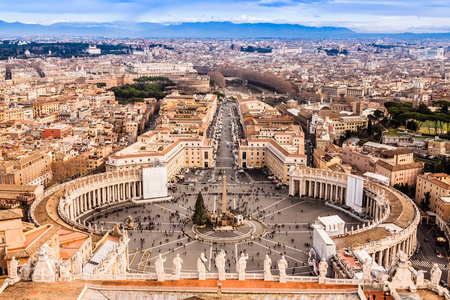 罗马，意大利。梵蒂冈在著名的圣伯多禄广场