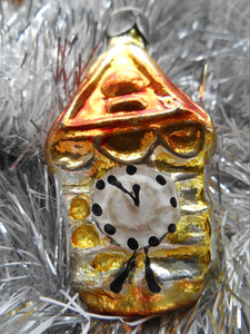 圣诞节和新年装饰金色时钟上了银色的背景