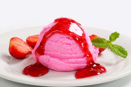 冰淇淋草莓酱