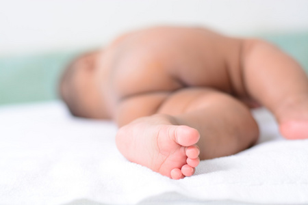 刚出生的婴儿的脚的特写