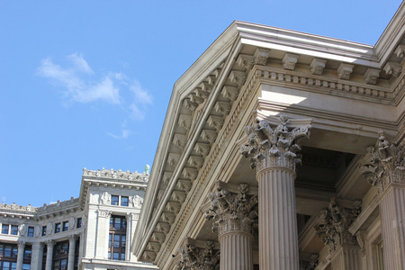 粗花呢法院针对蓝蓝的天空展示美丽的建筑细节