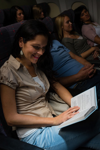 阅读本书飞机夜间飞行的年轻女子