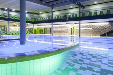 绿色内政与照明的室内恒温游泳池。