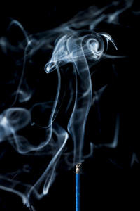 烟从黑色背景上香图片