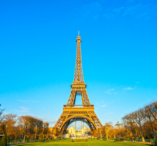 在日出 巴黎的埃菲尔铁塔