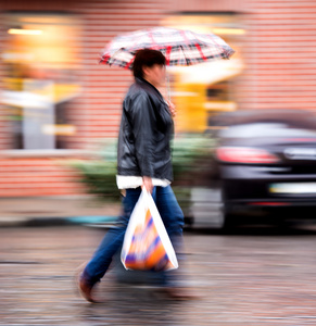 走在街上，在雨天里的女人