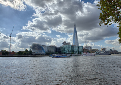 伦敦市政厅天际线沿泰晤士河对蔚蓝的天空，e