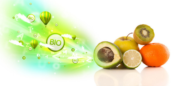 多彩多汁的水果与绿色生态标志和图标