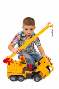 小男孩玩玩具卡车图片