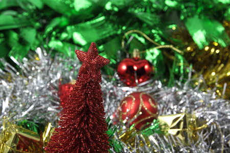 红松籽圣诞树的装饰物装饰有用的背景