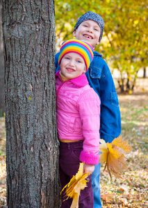 微笑儿童肖像上片秋色的公园图片