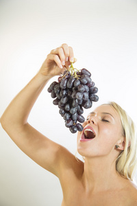 女人吃葡萄