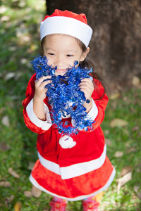 小女孩喜欢打扮成圣诞老人图片