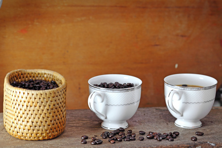 杯咖啡和咖啡豆的木桌上