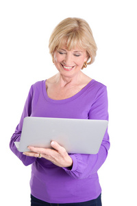 成熟的女人使用便携式计算机