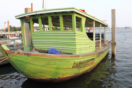 旧木船绿色