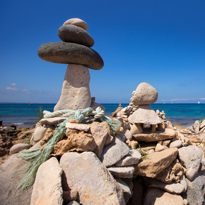 石像的 illetes 海滩上福门特拉岛海滩上岸