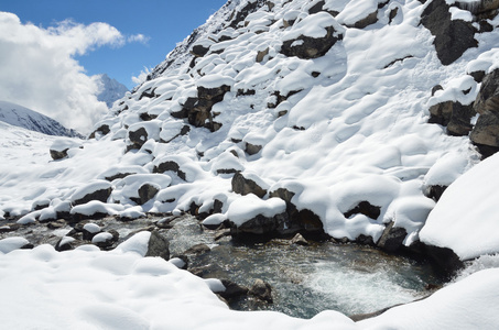尼泊尔喜马拉雅山脉 湖泊戈焦的第一小 海拔 4700 米