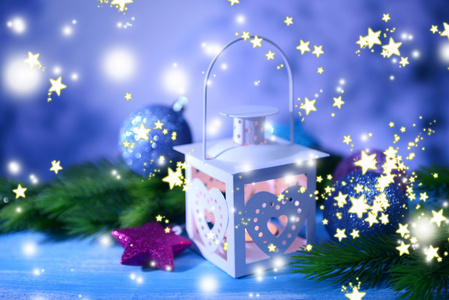 圣诞彩灯 枞树和装饰品在明亮的背景上