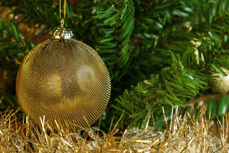细节金色装饰在圣诞树上的金链