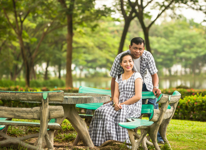 亚洲年轻夫妇恋爱的概念镜头。