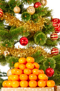 桔子与礼品和礼物的圣诞树