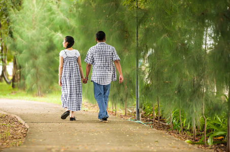 亚洲年轻夫妇恋爱的概念镜头。