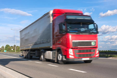 红色卡车在高速公路上运动模糊