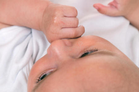 婴儿吮吸他的拇指