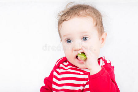 有趣的婴儿吃黄瓜