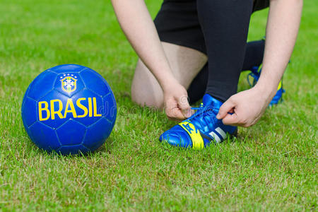 足球运动员系鞋带。