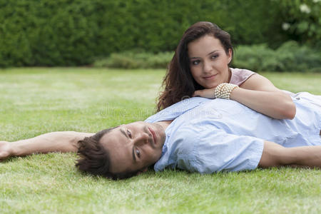 可爱的年轻夫妇在公园里放松