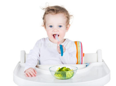 可爱有趣的宝宝吃花椰菜