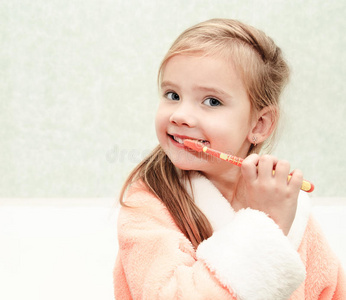 微笑可爱的小女孩刷牙