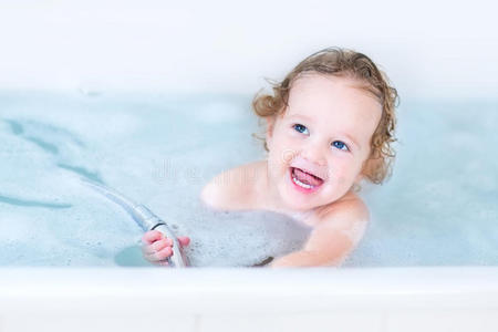 漂亮的小女婴在浴缸里玩耍