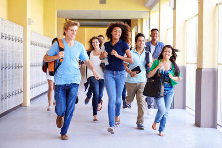 一群高中生在走廊里奔跑