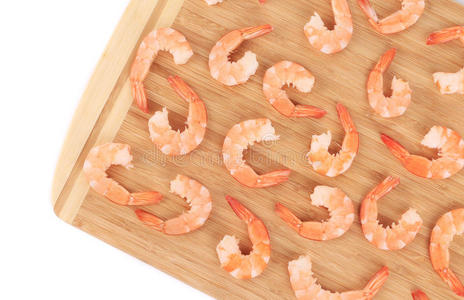 切菜板上的煮虾仁。