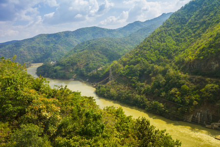 河从山谷里坝