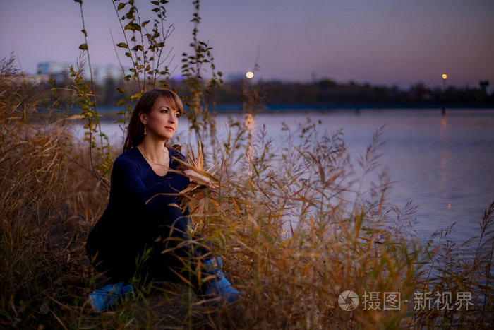 初秋的傍晚在河边的女孩照片-正版商用图片1e0jzd-摄图新视界