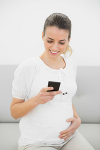 华丽的孕妇消息与她的智能手机