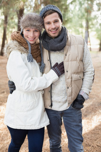 开朗夫妇在树林里的冬季服装