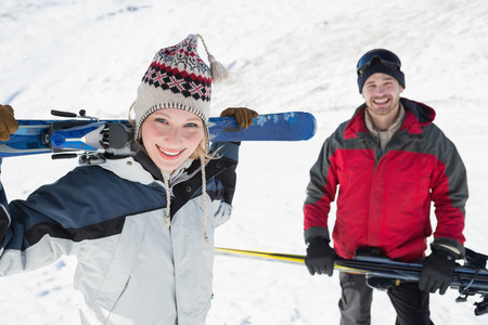 在雪上滑雪议会的新人面带笑容的肖像