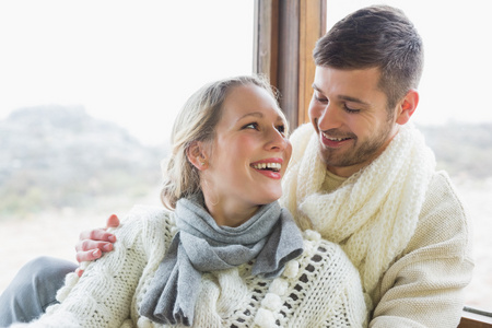 性格开朗的年轻夫妇，在冬季服装