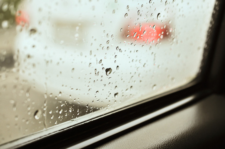 在车窗外雨后的水滴特写