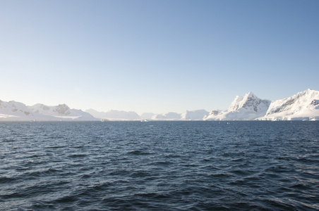 雪山和在南极海洋