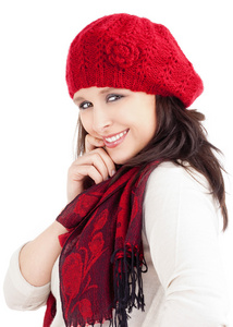 红色的帽子和围巾微笑的年轻女子