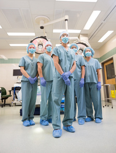 多民族医疗团队站在手术室